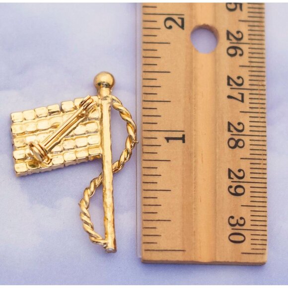 Vintage USA Flag Pole Brooch - S27 - Picture 2 of 2